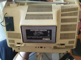 Televisor Vintage Portátil Beige y Negro. Enciende