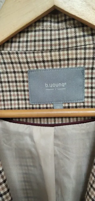 Americana Bé Young a cuadros. Corte impecable.