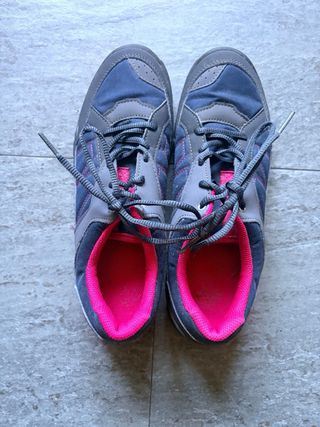 Zapatillas Quechua grises y rosas