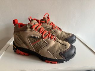 Botas de trekking Trangoworld marrones y naranjas