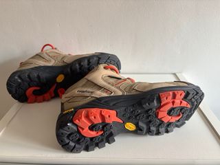 Botas de trekking Trangoworld marrones y naranjas