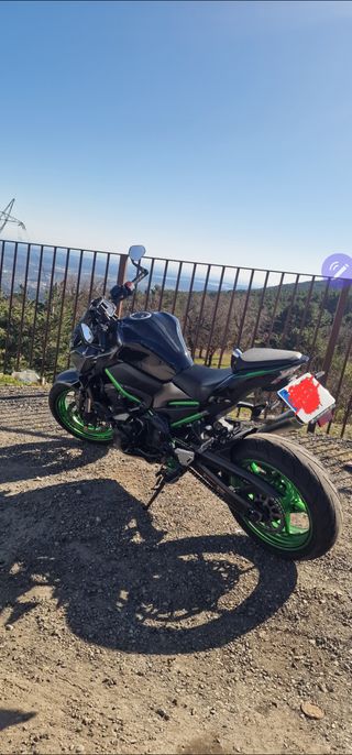 Kawasaki Z900 2023 Negra y Verde