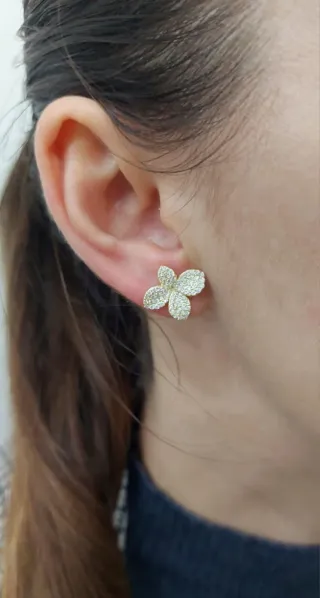 Brincos Flor Dourados com Pedras Brancas