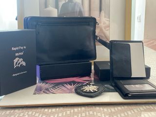 Bolso de mano, cartera y llavero negro