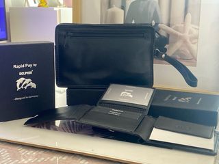 Bolso de mano, cartera y llavero negro