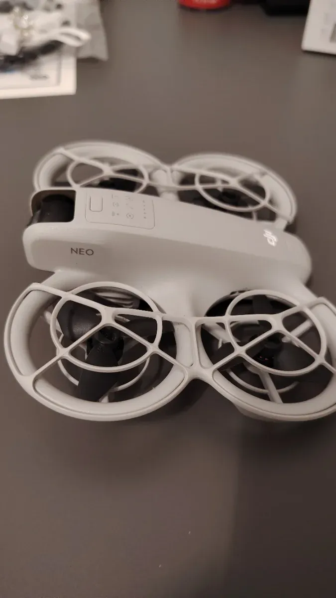 DJI NEO Drone y Mando afbeelding 4