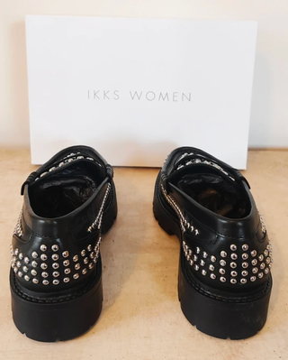 Mocasines IKKS Women negros tachuelas