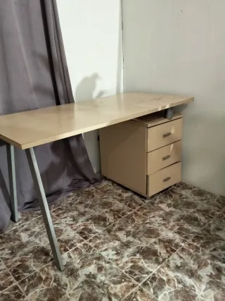 Escritorio beige y gris con cajonera