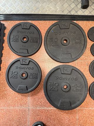 Banco de gimnasio con pesas y esterillas