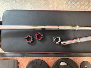 Banco de gimnasio con pesas y esterillas