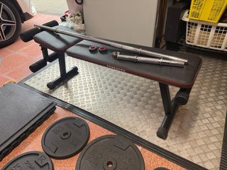 Banco de gimnasio con pesas y esterillas