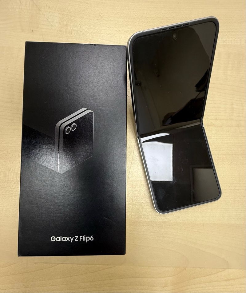 Samsung Galaxy Z Flip 6 para piezas. No funciona. afbeelding 2