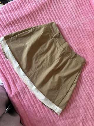 Falda marrón con detalles blancos