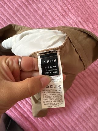 Falda marrón con detalles blancos