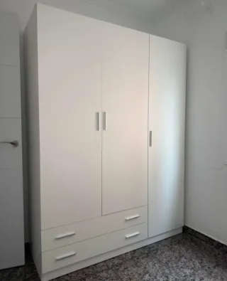Armario blanco de madera