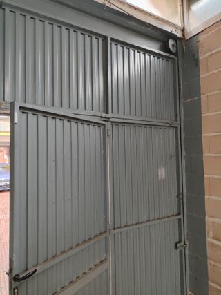 Portón, escalera y 2 puertas metálicas