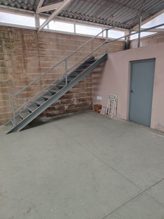 Portón, escalera y 2 puertas metálicas