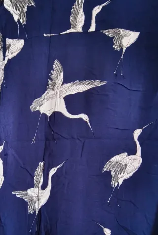 Blusa azul con estampado de grullas Talla M