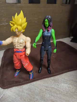 Lote de Goku Super Saiyan y Gamora Titán
