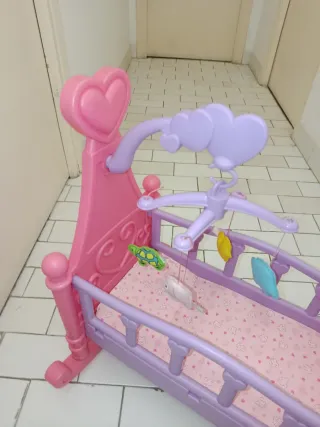 Cuna de juguete rosa y lila