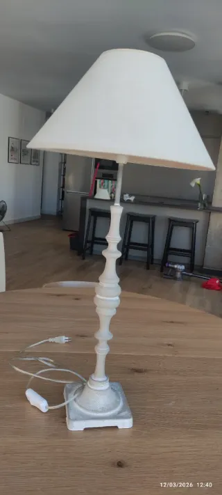 Lámpara de mesa blamco y gris