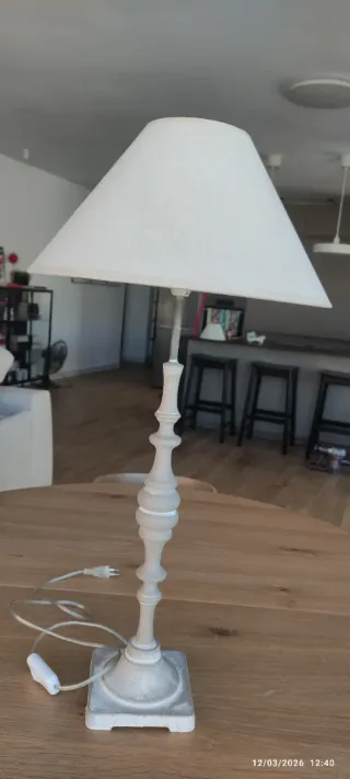 Lámpara de mesa blamco y gris