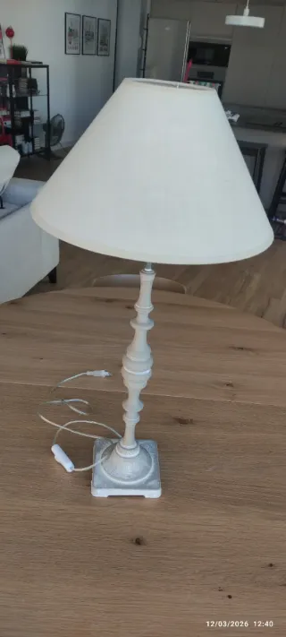 Lámpara de mesa blamco y gris