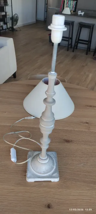 Lámpara de mesa blamco y gris