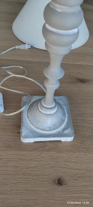 Lámpara de mesa blamco y gris