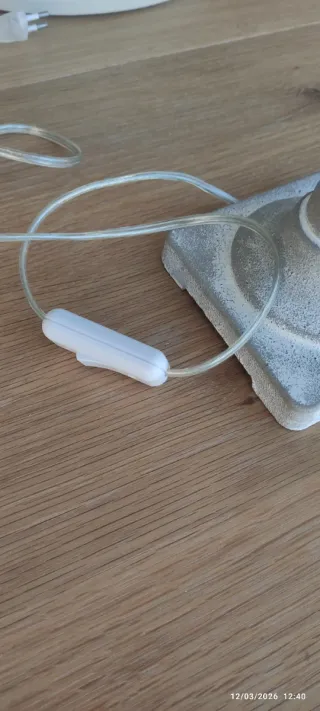 Lámpara de mesa blamco y gris