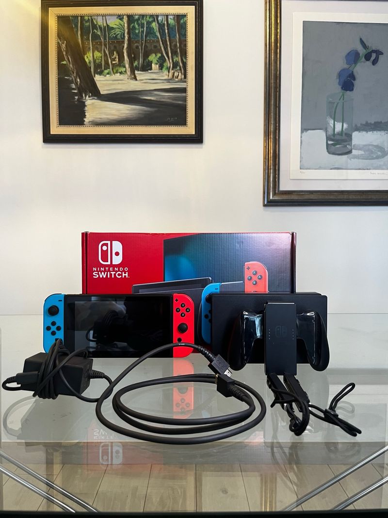 ¡CÓMO NUEVA! Nintendo Switch + Accesorios