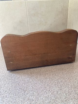 Mini estantería de madera con corazón