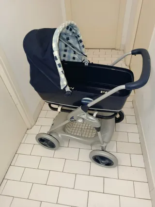 Cochecito de juguete azul y gris