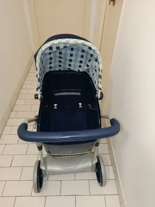 Cochecito de juguete azul y gris