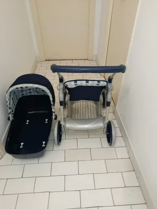 Cochecito de juguete azul y gris