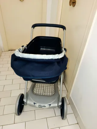 Cochecito de juguete azul y gris