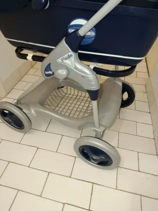 Cochecito de juguete azul y gris