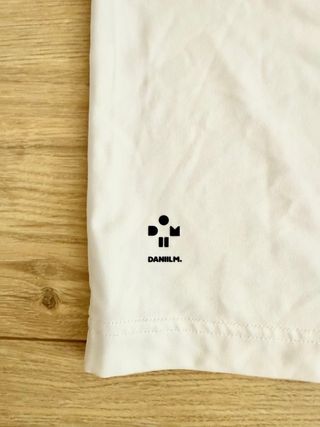 Lacoste x Medvedev polo (logos de patrocinadores)