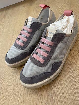 Zapatillas Panchic gris y rosa. Ante y trenzado.