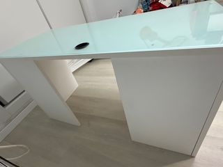 Escritorio de con cristal y madera