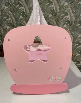 Cuna de muñecas rosa.
