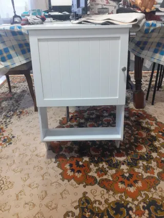 Mueble de baño de madera blanco con baldas