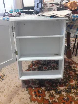 Mueble de baño de madera blanco con baldas