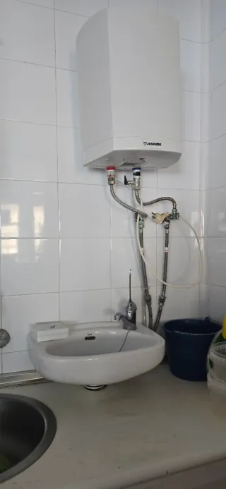 Termo Junkers y lavabo industrial