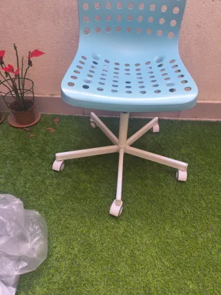 Silla de escritorio azul y blanca