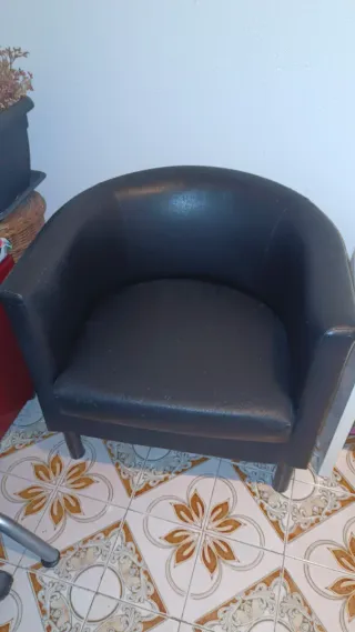 Butaca negra de poli piel.