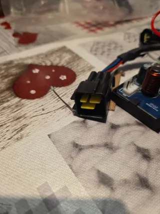 Placa electrónica con cables