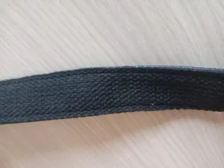 Tracolla nera lunga per borsa con moschettoni