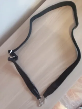 Tracolla nera lunga per borsa con moschettoni