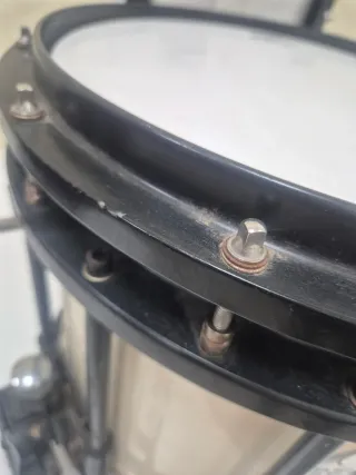 Timbal de marcha con hombrera